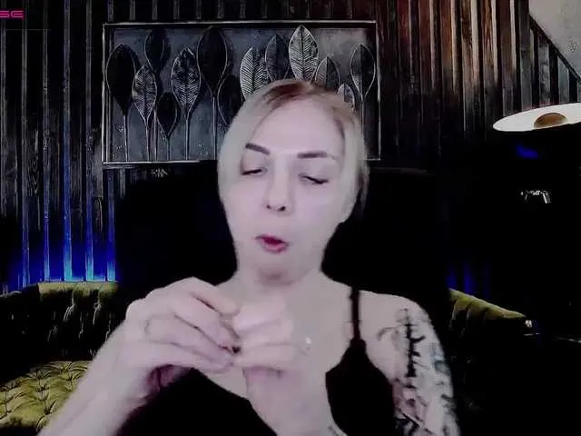Live sex webcam photo for SkyEyesss #271509008