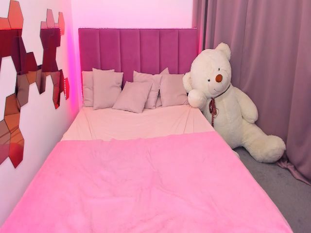 Live sex webcam photo for RedCat18 #271506690