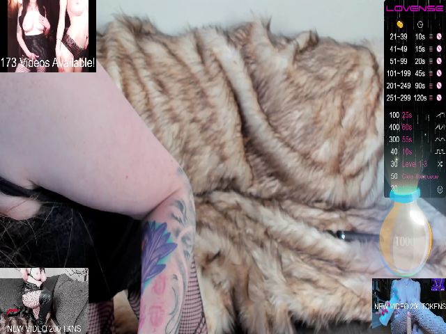 Live sex webcam photo for ValerieLotus #271502902