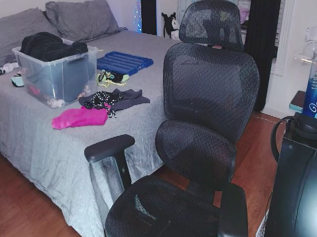 Live sex webcam photo for moonlitfox #271512048