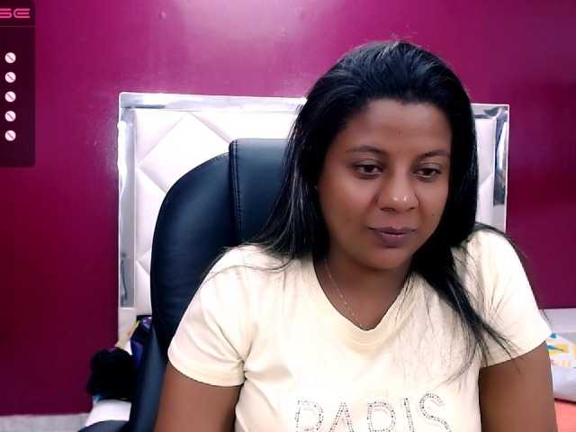 Live sex webcam photo for LuciaPaez #271499027