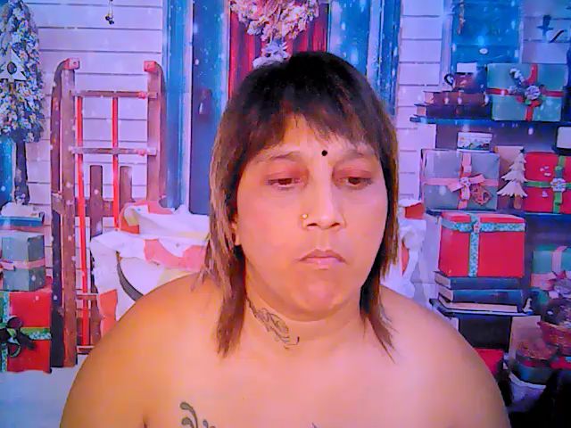 Live sex webcam photo for Roxyfoxy69 #271527717