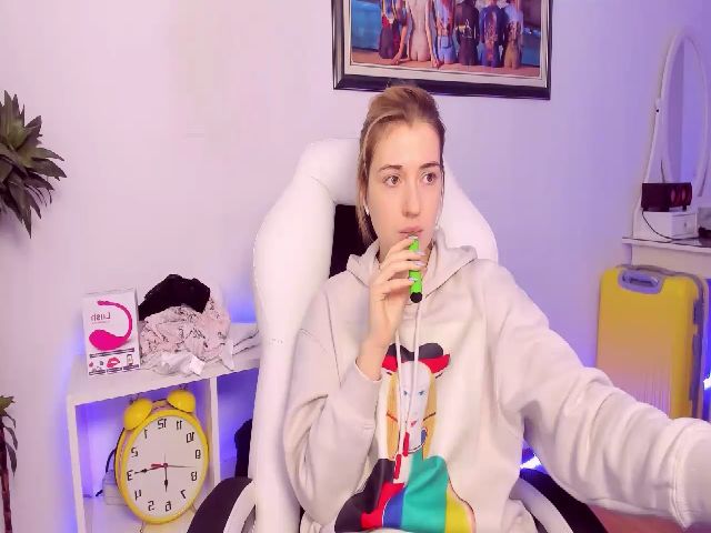 Live sex webcam photo for HotCarolineXO #271519308