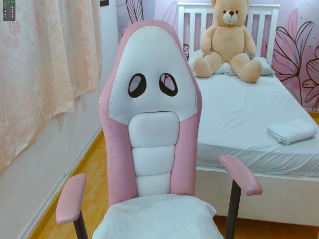 Live sex webcam photo for Emma_sr1 #271525765