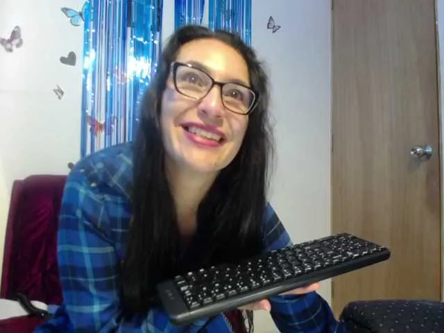 Live sex webcam photo for Vickyjuicy2 #271524553