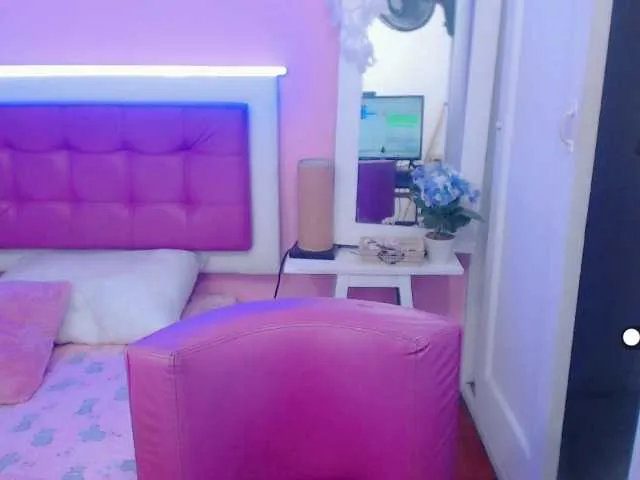 Live sex webcam photo for Emely-Saenz #271514298