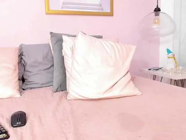 Live sex webcam photo for AngelaQueen #271535794