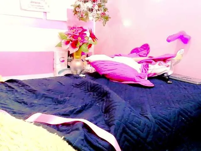 Live sex webcam photo for GlendaHolt #271540360