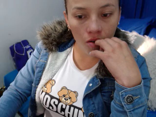 Live sex webcam photo for Honey21_ #271536822