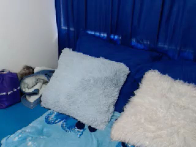 Live sex webcam photo for Honey21_ #271538732