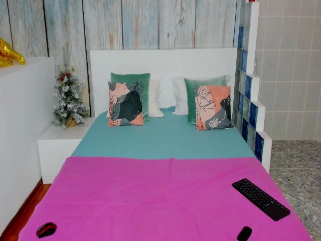 Live sex webcam photo for HeidiCutie #271531802