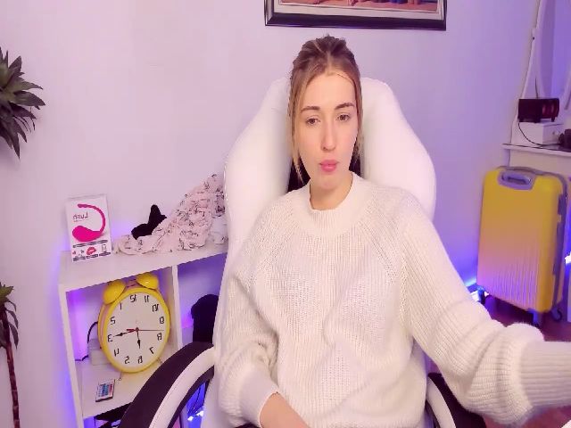 Live sex webcam photo for HotCarolineXO #271536694