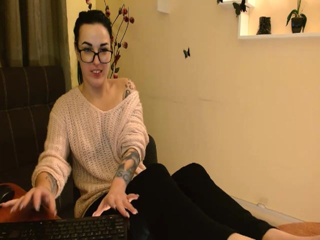 Live sex webcam photo for NikkiLeppard #271528096