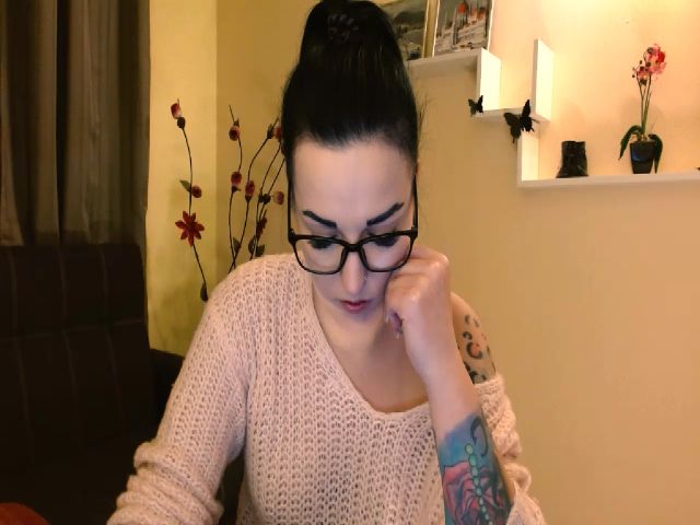 Live sex webcam photo for NikkiLeppard #271541454