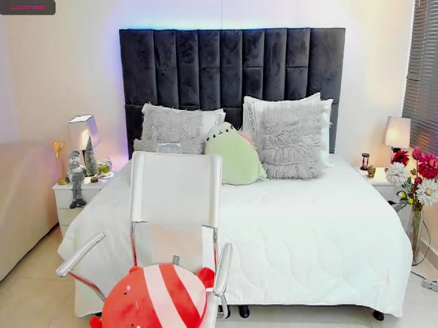 Live sex webcam photo for violeta_love2 #271541256