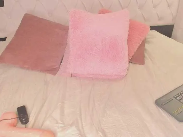 Live sex webcam photo for Luu-queen #271532792