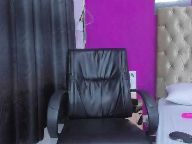 Live sex webcam photo for roxxy-travis #271529397