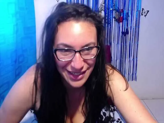 Live sex webcam photo for Vickyjuicy2 #271539811