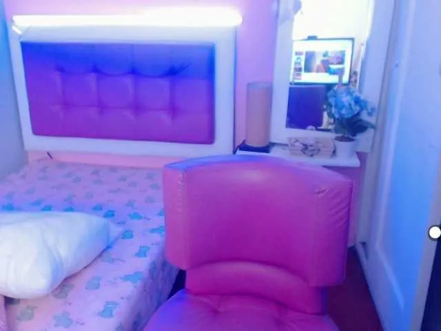 Live sex webcam photo for Emely-Saenz #271529956