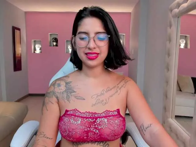 Live sex webcam photo for MarianneFox #271538976