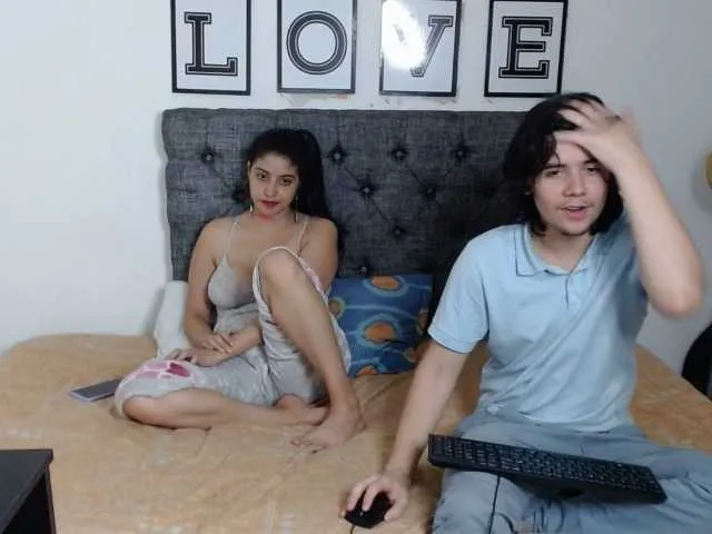 Live sex webcam photo for Emyandjackie #271558437