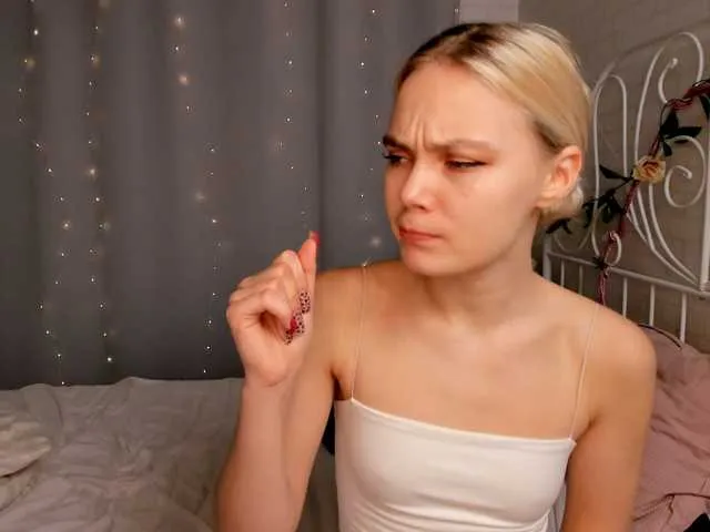Live sex webcam photo for EllaaMaary #271555798