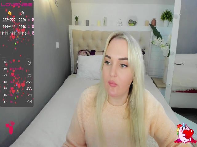 Live sex webcam photo for LillyyLovee #271559137