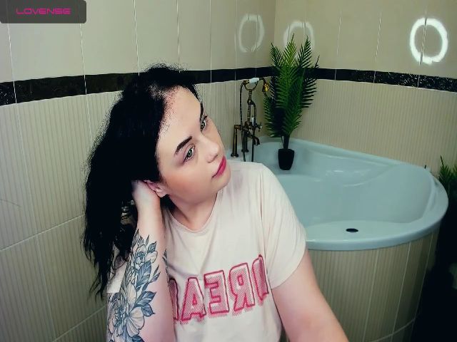 Live sex webcam photo for SerahMirabeli #271563991