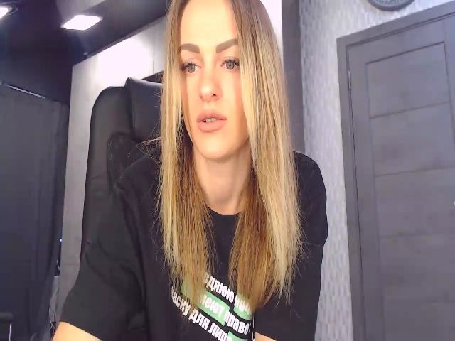 Live sex webcam photo for CandyBunie #271557617