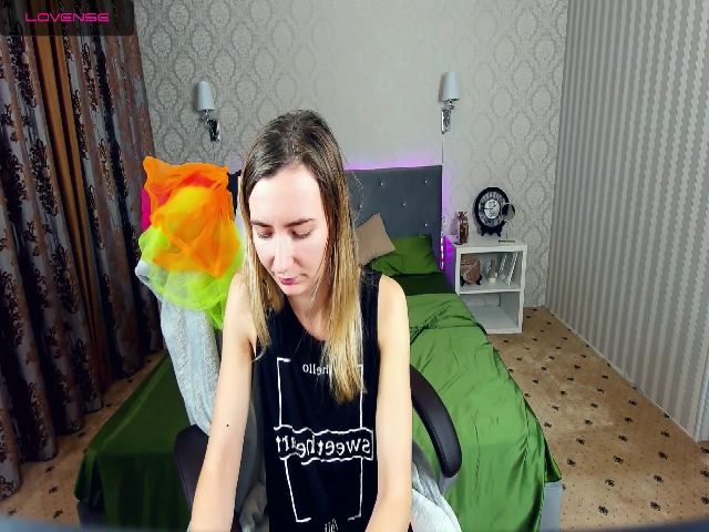 Live sex webcam photo for MileyyVogue #271562282