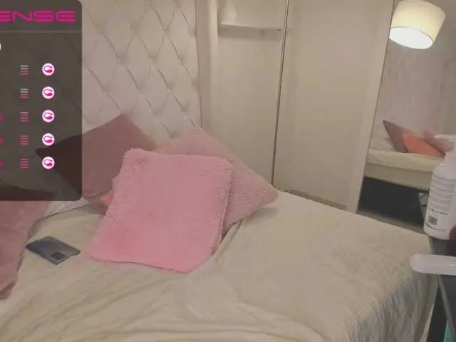 Live sex webcam photo for Luu-queen #271555770