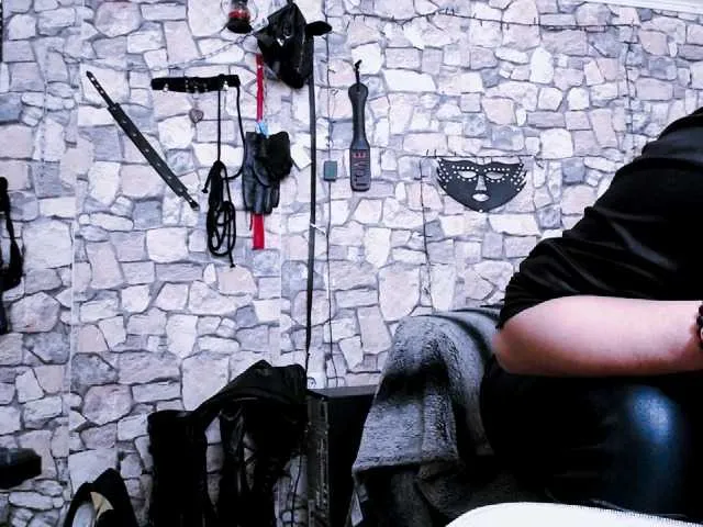 Live sex webcam photo for GoddessShae #271565899