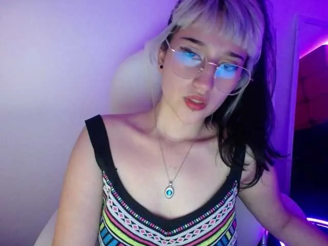 Live sex webcam photo for TrizaTau #271556315