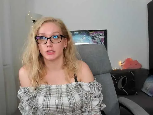 Live sex webcam photo for NicolMoon3 #271577423