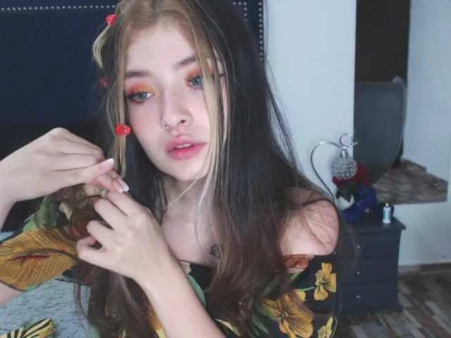 Live sex webcam photo for CarolineJames #271578646