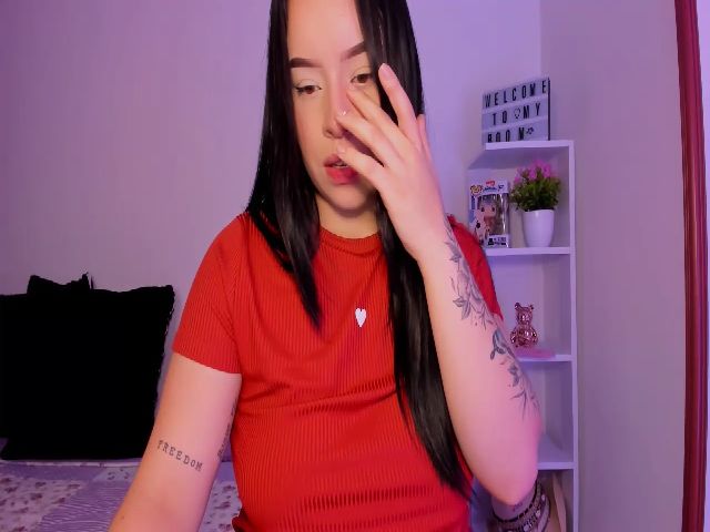 Live sex webcam photo for Sexxygirl18x #271572096