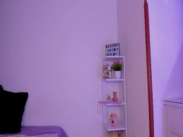 Live sex webcam photo for Sexxygirl18x #271572405