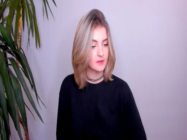 Live sex webcam photo for HelelGretta #271585511