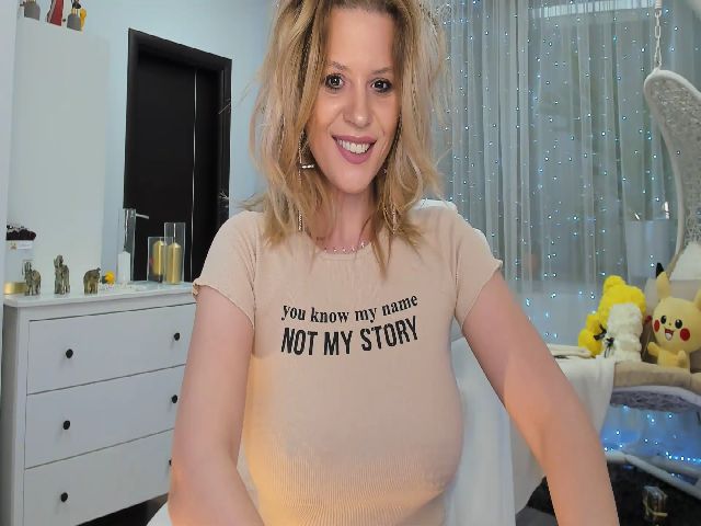 Live sex webcam photo for ElyNotYourGf #271571523