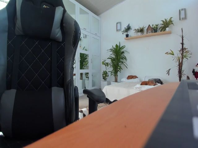 Live sex webcam photo for AngelaMar #271580486