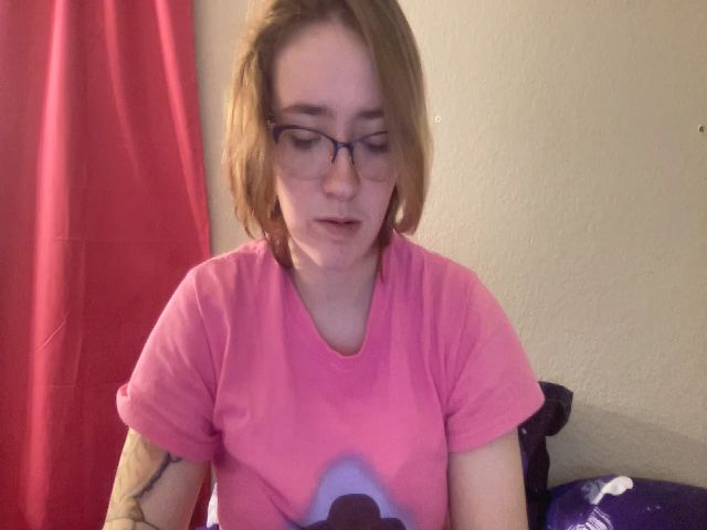 Live sex webcam photo for CandyBurger #271579381