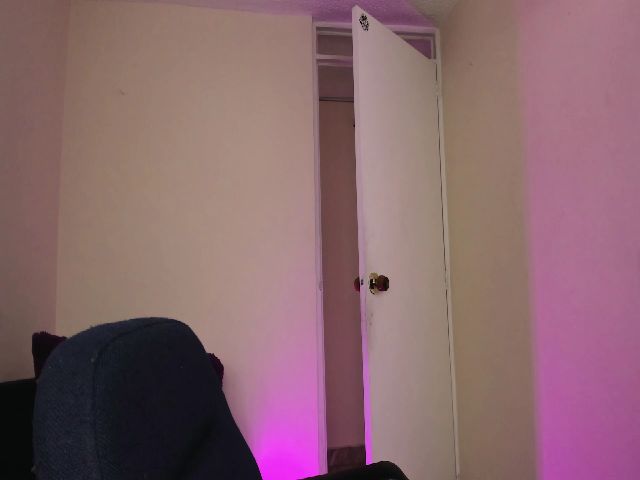 Live sex webcam photo for Evee_j #271580453