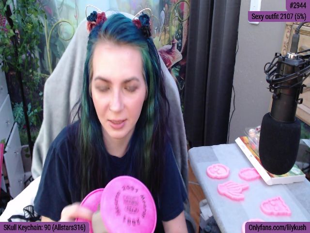 Live sex webcam photo for LilyKush #271572738