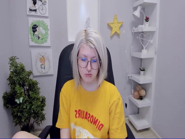 Live sex webcam photo for EllieSmile #271584972