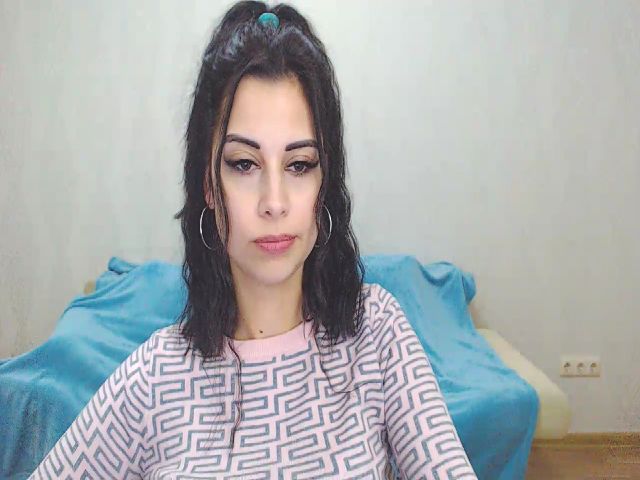 Live sex webcam photo for L_o_v_e_l_y_ #271579890