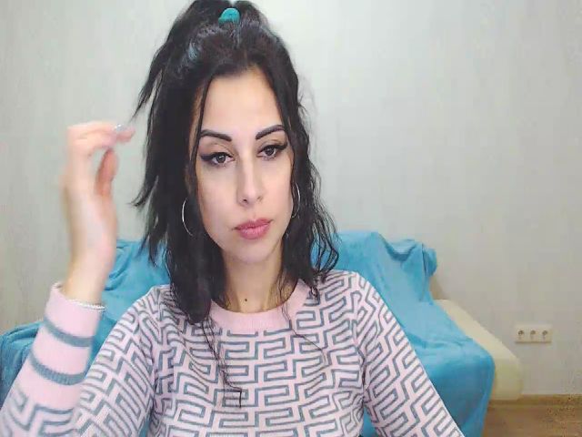 Live sex webcam photo for L_o_v_e_l_y_ #271580837