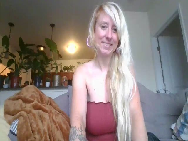 Live sex webcam photo for Sunnybums1 #271580400