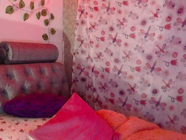 Live sex webcam photo for sara-guzman02 #271571172