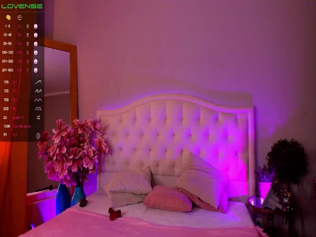 Live sex webcam photo for SarahWiles #271575626