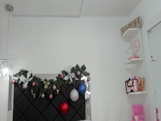 Live sex webcam photo for Evelincooper #271585035